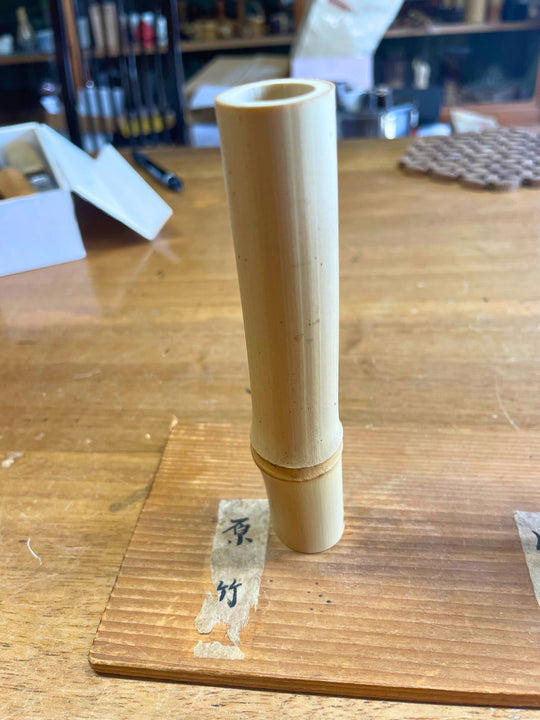 Handcrafted Japanese chashaku bamboo scoop in Suikaen workshop in Takayama, made using traditional tools and methods.