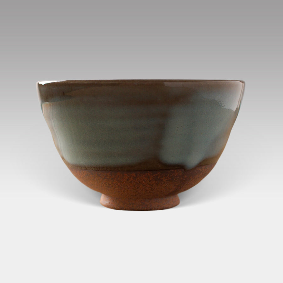 Side view of Mashiko Essence matcha bowl showing smooth gradient glaze over red clay base, handcrafted in Japan.